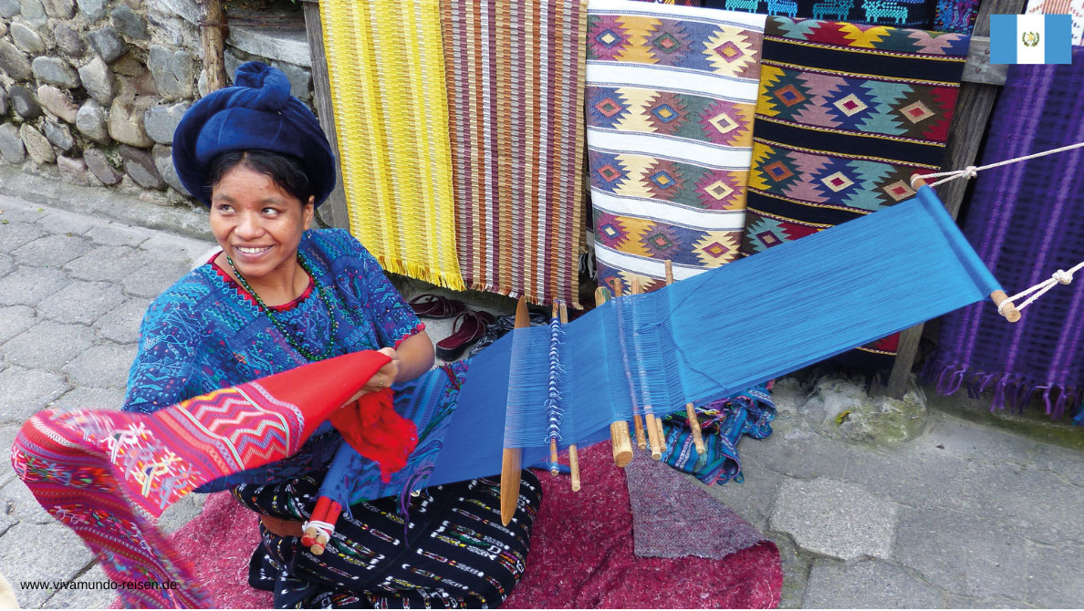 4_Guatemala-Reise_Panajachel_Weberin_Atitlan-See
