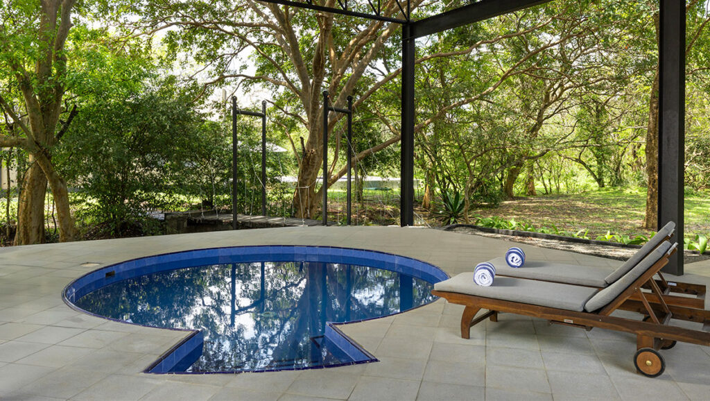 Presidential-Suite-with-pool-deck-14