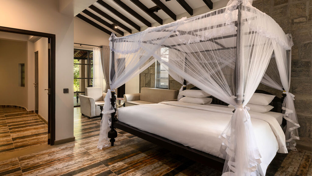 Presidential-Suite-with-pool-deck-15