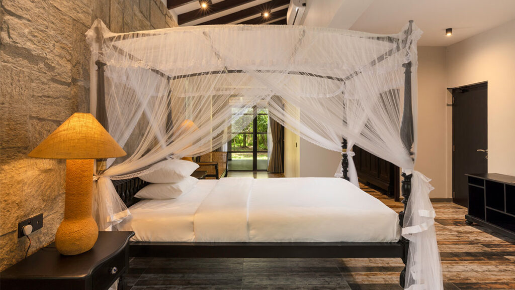 Presidential-Suite-with-pool-deck-17