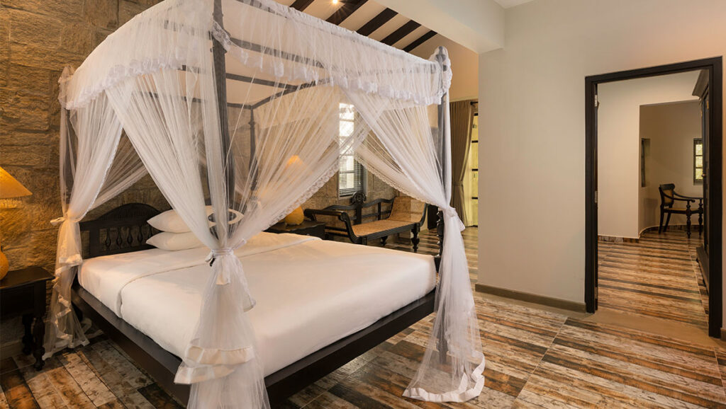Presidential-Suite-with-pool-deck-18