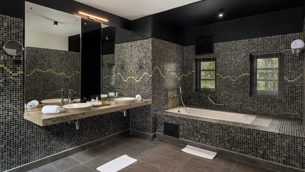 Presidential-Suite-with-pool-deck-19