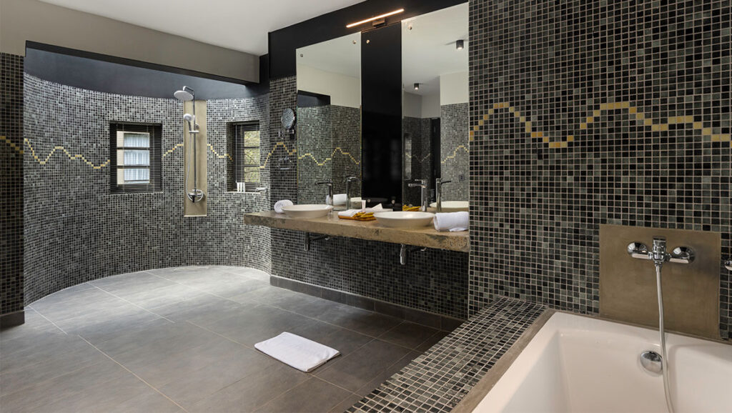 Presidential-Suite-with-pool-deck-20