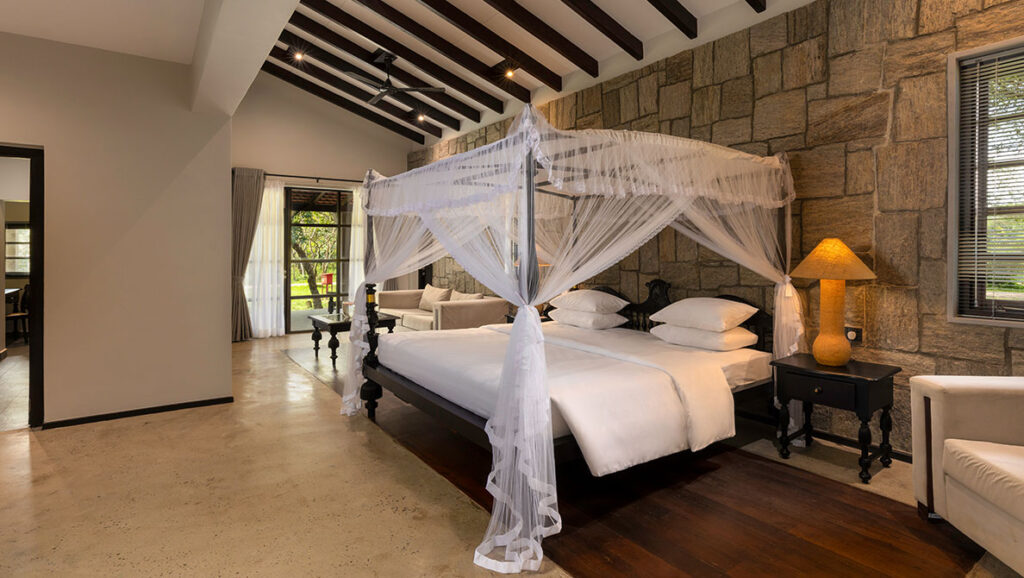 Presidential-Suite-with-pool-deck-9